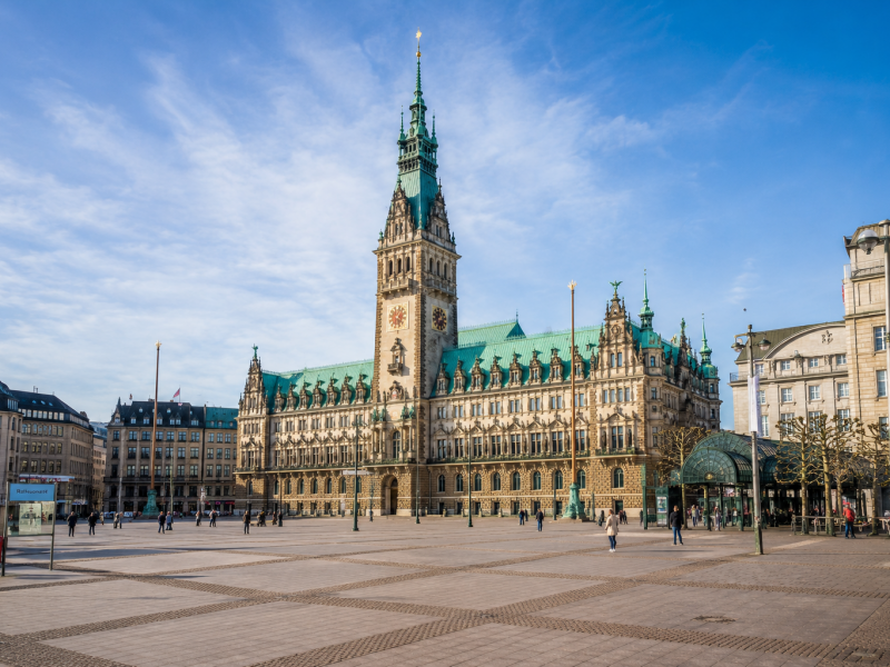 Hamburg nimmt Platz: Die längste Tafel der Stadt setzt ein Zeichen für Demokratie und Vielfalt